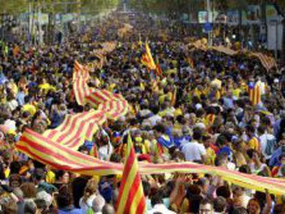 Miles de personas congregadas en el Paseo de Gracia, en Barcelona, participan en la cadena humana por la independencia organizada por la Asamblea Nacional Catalana (ACN).