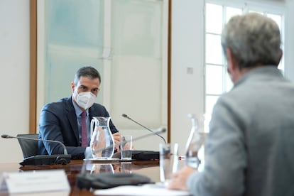 El presidente del Gobierno, Pedro Sánchez, preside una reunión del Comité de Seguimiento del Coronavirus junto al director del Centro de Coordinación de Alertas y Emergencias Sanitarias, Fernando Simón (de espaldas), este lunes en Madrid.
