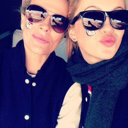 Foto subida en Twitter por Ireland Baldwin junto a su madre, Kim Basinger.