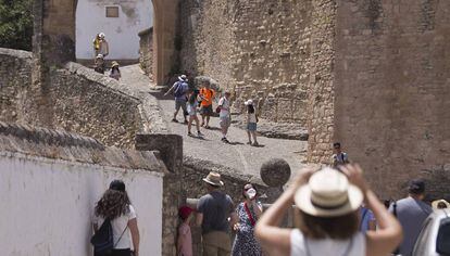 Un grupo de turistas pasean por las calles de Ronda.
