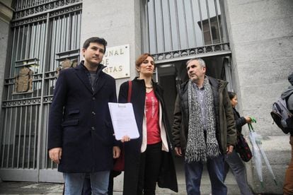 Los diputados de Más Madrid Pablo Gómez Perpinyà, Mónica García y Eduardo Gutiérrez este lunes frente al Tribunal de Cuentas.