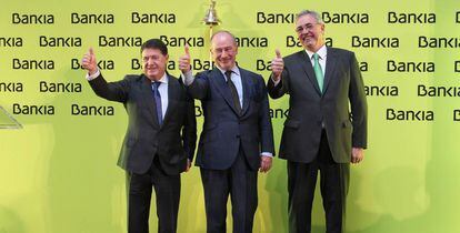 El exconsejero de Bankia Jos&eacute; Luis Olivas, su expresidente Rodrigo Rato, y el que fuera consejero delegado, Francisco Verd&uacute;, en el acto de salida a Bolsa de Bankia.
