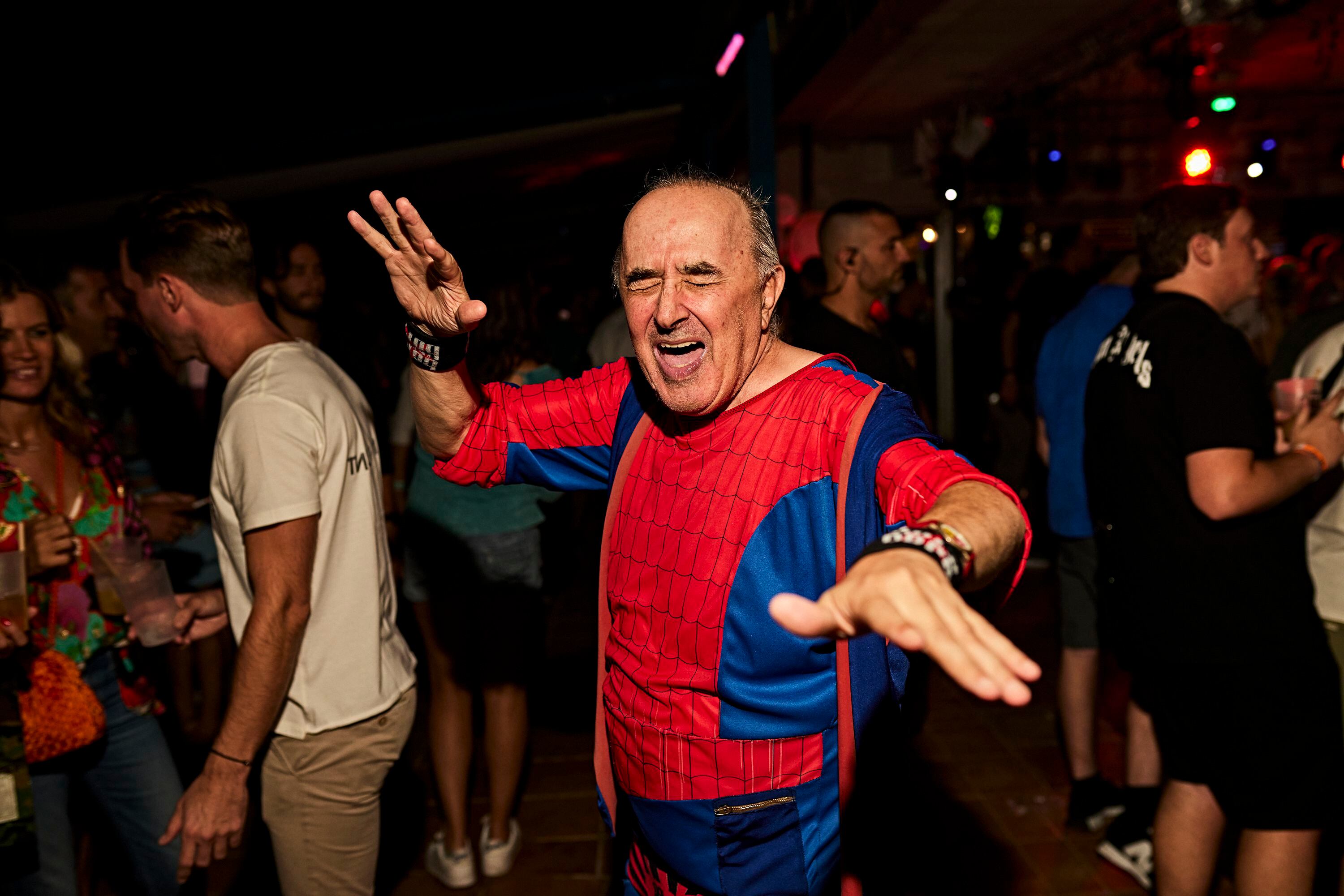 Por Bora Bora han pasado algunos de los DJs más míticos de Ibiza. Algunos han repetido a los platos este fin de semana, para deleite de los asistentes.