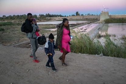 Una familia proveniente de Haití camina después de haber cruzado la frontera de Yuma, en Arizona.