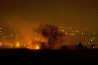 Una imagen que muestra la estela que dejan las bombas israel&iacute;es sobre la franja de Gaza.