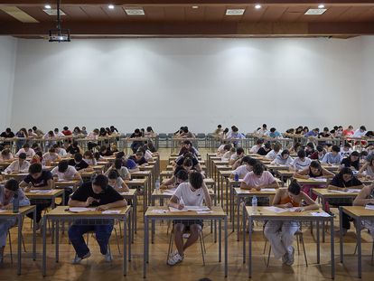 Estudiantes durante la prueba EVAU en Talavera de la Reina, este mes de junio.