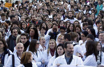 Personal sanitario del Hospital 12 de Octubre momentos antes de realizar un 'flashmob' contra los recortes