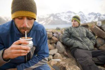 Un alpinista bebiendo mate después de escalar el monte Planchon, en los Andes, en la frontera entre Chile y Argentina.