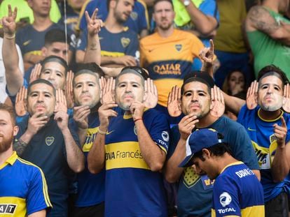 Fanáticos de Boca Juniors usan máscaras de Riquelme durante la primera candidatura vicepresidencial del ídolo, en 2019.