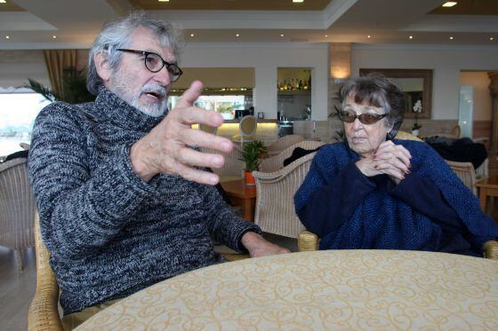 Oscar y Ester Tusquets, en el hotel Costa Brava en Platja d' Aro (Girona).