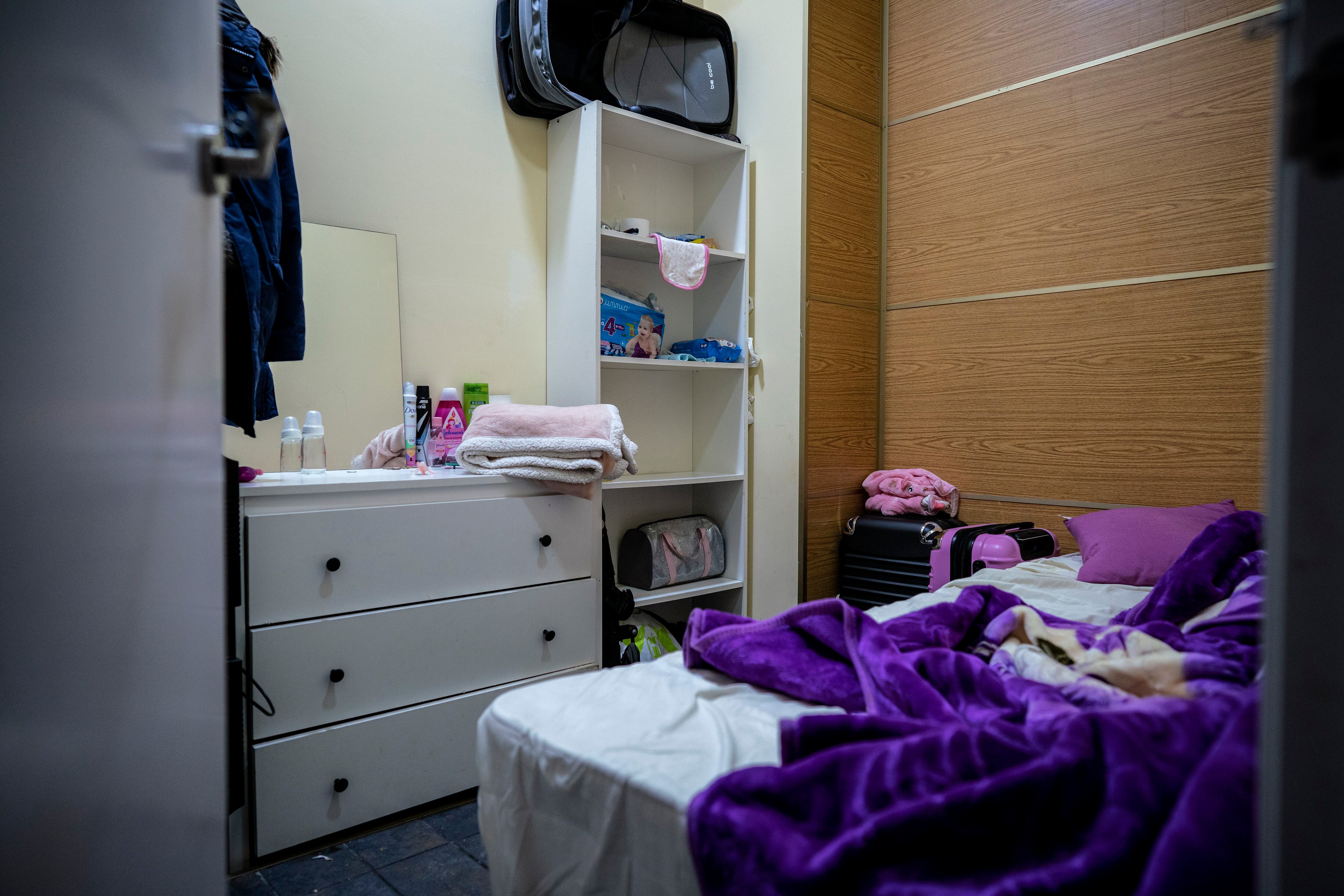 Uno de los cuartos con cama individual donde duerme un matrimonio venezolano con su bebé de menos de un año. No tiene ventanas ni luz natural.