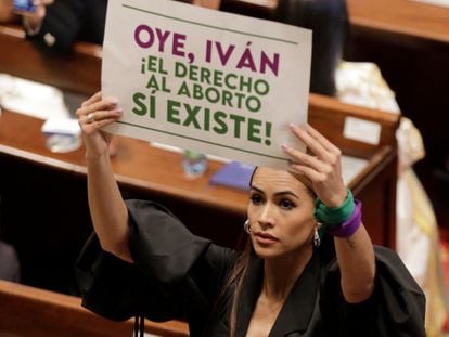 La representante a la Cámara, María Fernanda Carrascal, muestra un cartel a favor del aborto, durante la instalación del nuevo Congreso Nacional, en Bogotá.