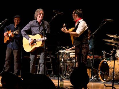 Jackson Browne, a la izquierda en primer plano, toca frente a Ra&uacute;l Rodr&iacute;guez en The Town Hall de Nueva York.