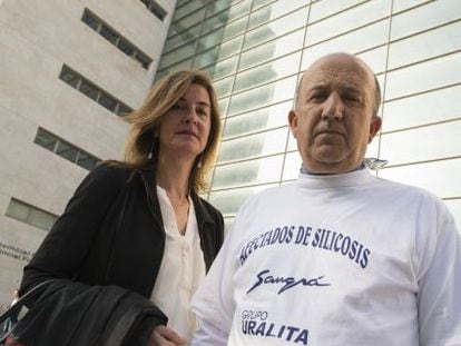 La abogada Roc&iacute;o Mayol con Tirso Genov&eacute;s, uno de los trabajadores afectados, ante la Ciudad de la Justicia de Valencia