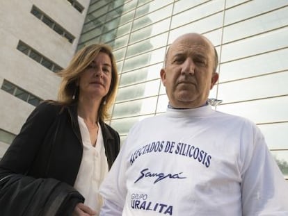 La abogada Roc&iacute;o Mayol con Tirso Genov&eacute;s, uno de los trabajadores afectados, ante la Ciudad de la Justicia de Valencia