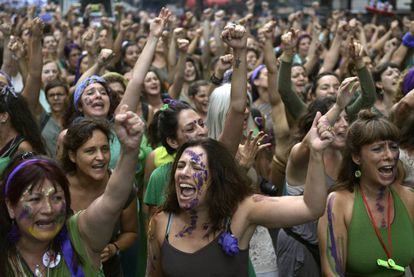Manifestación de mujeres argentinas en la Plaza de Mayo con motivo del Día Internacional de la Mujer.