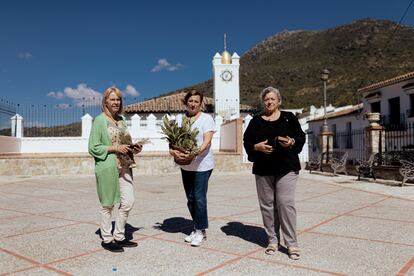 De izquierda a derecha, Teresa Arias, Pepa Amaya y María Jesús Fernández, en Benamahoma, en la Sierra de Cádiz.
