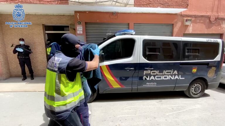 Agentes de la Policía Nacional trasladan a uno de los detenidos en Almería en la operación antiterrorista.