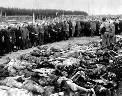 Ciudadanos alemanes ante v&iacute;ctimas del Holocausto del campo de concentraci&oacute;n de Landsberg (Alemania), en 1945.