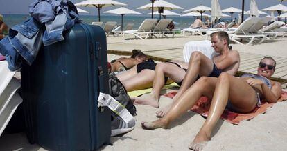 Turistas en la playa de Palma.