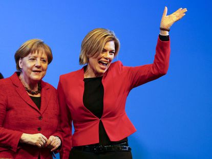 La líder democristiana Angela Merkel y la candidata en Renania-Palatinado, Julia Klöckner, en un acto electoral el pasado 9 de marzo.