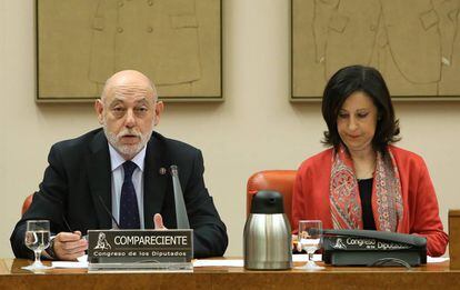 Jos&eacute; Manuel Maza, fiscal general del Estado, con Margarita Robles en el Congreso, en noviembre.