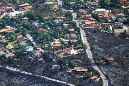 El incendio llegó cerca de los chalés, en la urbanización de La Suiza Española en Robledo de Chavela.
