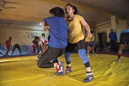 Divya Kakran trata de tirar a su compañera Neena al suelo durante el entrenamiento. Tiene que lograr que ambos de sus hombros toquen el suelo durante dos segundos.