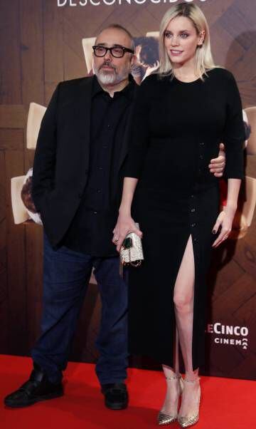 El director de Cine Alex de la Iglesia y la actriz Carolina Bang, durante el estreno de su película “Perfectos Desconocidos”, en Madrid.
