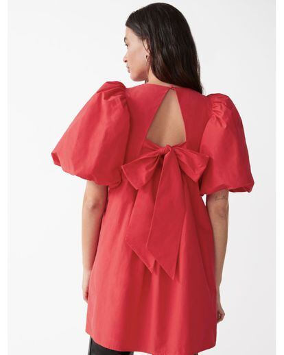 &Other Stories. Junto a una silueta en A y voluminosas mangas farol, la espalda cobra protagonismo en este vestido rojo cereza con un gran lazo en la parte posterior.