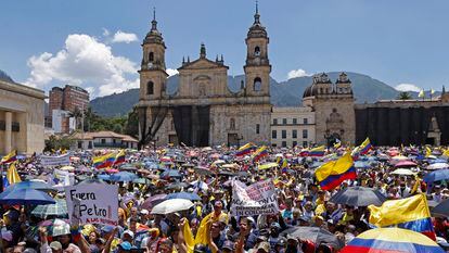 Opositores del gobierno del presidente Gustavo Petro durante una marcha, en Bogotá, el 6 de marzo.