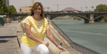 Susana Díaz posa junto al Guadalquivir, en la calle Betis del barrio sevillano de Triana. 