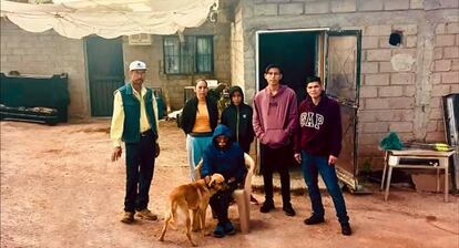 Romero (sentado), tras haber sido tratado por deshidratación, junto a su familia y su perro, El Palomo, este martes.