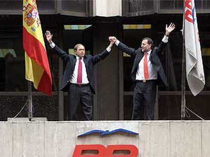 Pío García Escudero y Mariano Rajoy saludan a los simpatizantes del PP.