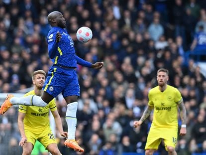 Lukaku controla un balón aéreo en el partido contra el Brentford el sábado en Stamford Bridge.