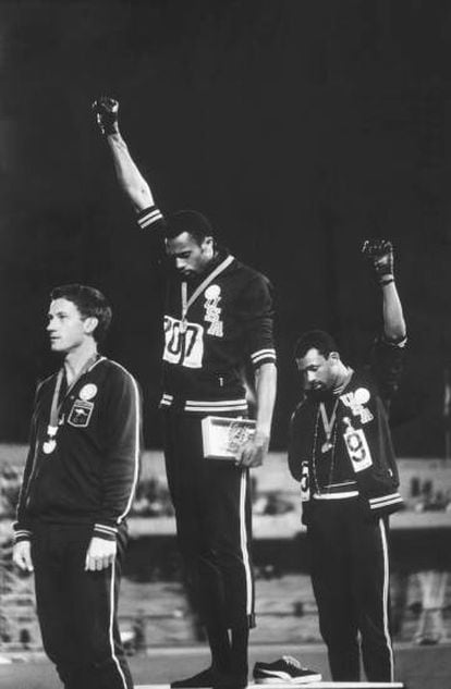Tommie Smith (en el centro) y John Carlos (a la derecha), primero y tercero respectivamente en los 200 metros lisos de los Juegos Olímpicos de 1968, aprovecharon la ceremonia de entrega de medallas para lucir guantes negros en solidaridad con los Black Panthers.