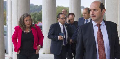 Louz&aacute;n llega a los juzgados con miembros de su equipo y excolaboradores.