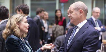 La vicepresidenta de Asuntos Económicos, Nadia Calviño, con el ministro de finanzas alemán, Olaf Scholz, en una foto de archivo.