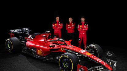 Carlos Sainz, Frederic Vasseur y Charles Leclerc junto al nuevo SF-23 de Ferrari para la próxima temporada.