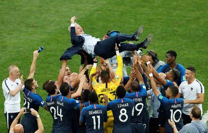 Los jugadores celebran con el entrenador Deschamps tras ganarle a Croacia en la final.