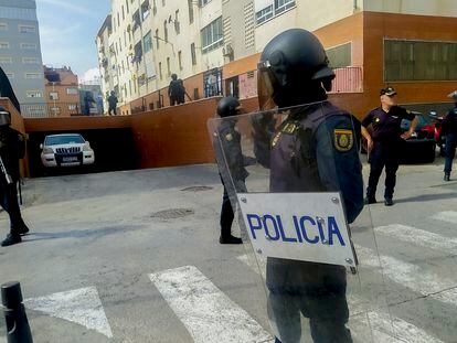 Policías en la barriada del Príncipe Alfonso en Ceuta el pasado 10 de octubre.