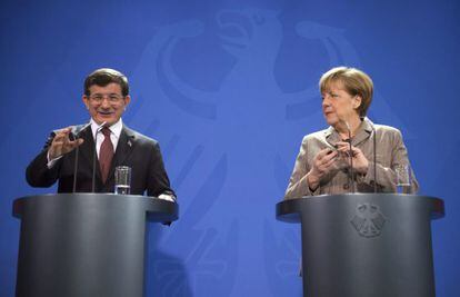 Merkel, junto al primer ministro de Turquía, Davutoglu.