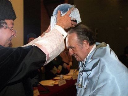 El entonces rector de la Universidad Autónoma de Madrid, Raúl Villar, impone el birrete de doctor 'honoris causa' a Sánchez Ferlosio, en 2002.