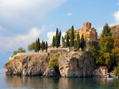 La iglesia de San Juan Kaneo, en el pueblo pesquero del mismo nombre, a las afueras de Ohrid.