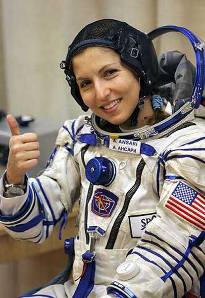 Anousheh Ansari, primera mujer turista espacial y miembro del siguiente equipo de la Estación Espacial Internacional,  saluda durante la preparación de prelanzamiento del lunes 18 de septiembre, en el cosmodromo de Baikonur en Kazajistán.