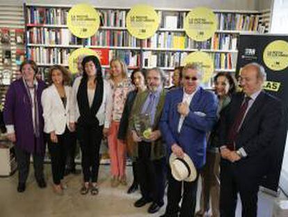 Momento de la presentación de la VIII edición de La Noche de los Libros, cita para la que se organiza una batería de actividades coincidiendo con el Día Internacional del Libro, el 23 de abril, y que contó con la presencia, entre otros, de los escritores Almudena Grandes (3i), Jon Juaristi (4d) y Luis Antonio de Villena (3d).