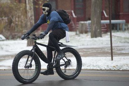 Un hombre lleva su bici gorda por Michigan en noviembre