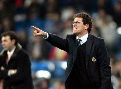 Fabio Capello da instrucciones a sus jugadores desde la banda. Al fondo, Abel Resino, su homólogo del Levante.