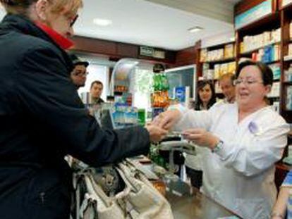 Clientes comprando medicamentos en una farmacia