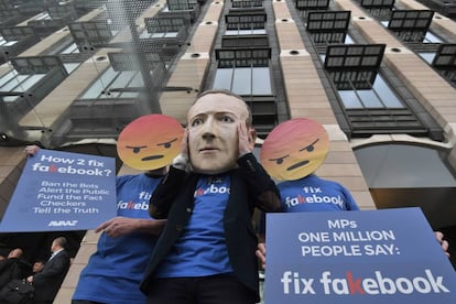 Una persona protesta frente a Portcullis House en Westminster, Londres, como protesta por la comparecencia de Mike Schroepfer, CTO Facebook, ante el Parlamento.